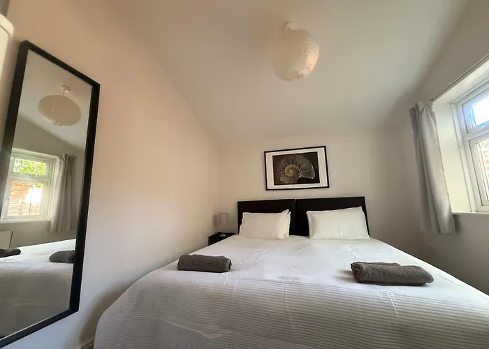 2 Bed Flat With Off Street-parking Lejlighed *