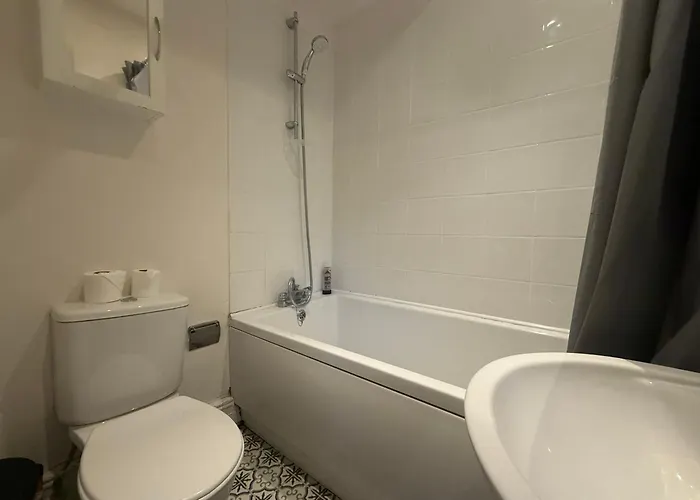 2 Bed Flat With Off Street-parking Bristol