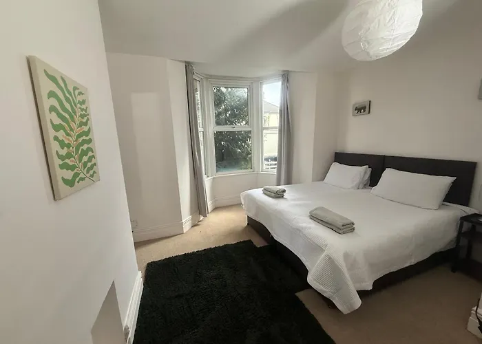 Lejlighed 2 Bed Flat With Off Street-parking