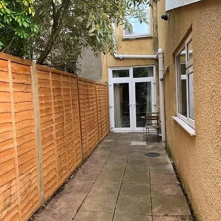 2 Bed Flat With Off Street-parking Бристоль