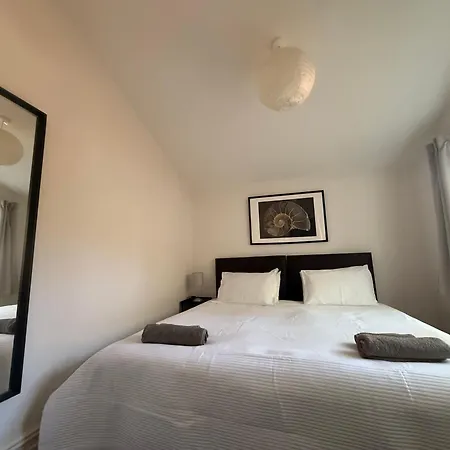 2 Bed Flat With Off Street-parking Apartment *