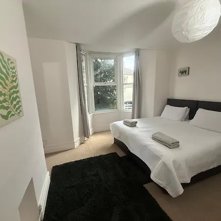 Apartamento 2 Bed Flat With Off Street-parking