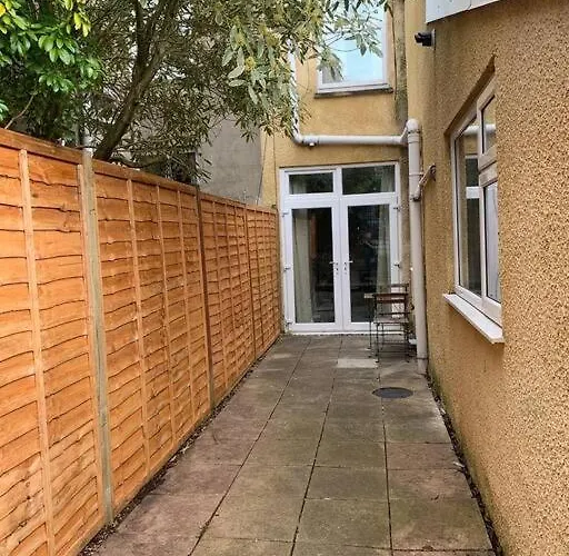 2 Bed Flat With Off Street-parking Bristol