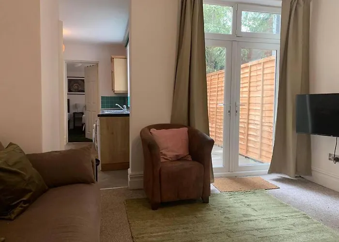 2 Bed Flat With Off Street-parking Apartament *