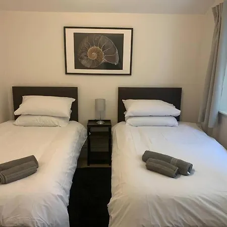 2 Bed Flat With Off Street-parking Apartman Bristol