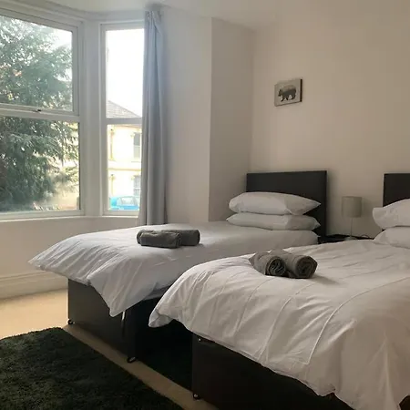 2 Bed Flat With Off Street-parking Apartman Bristol