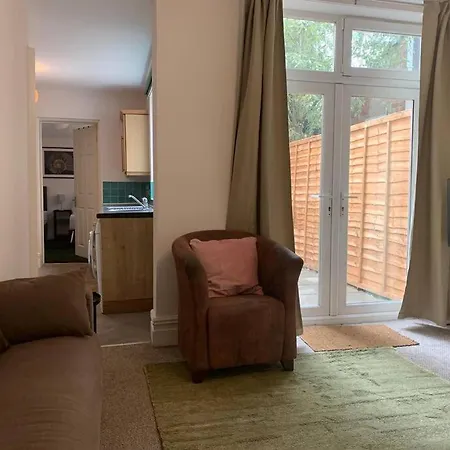 2 Bed Flat With Off Street-parking Apartmán *