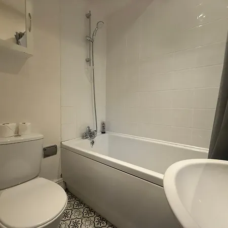 2 Bed Flat With Off Street-parking בריסטול