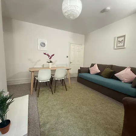 2 Bed Flat With Off Street-parking בריסטול