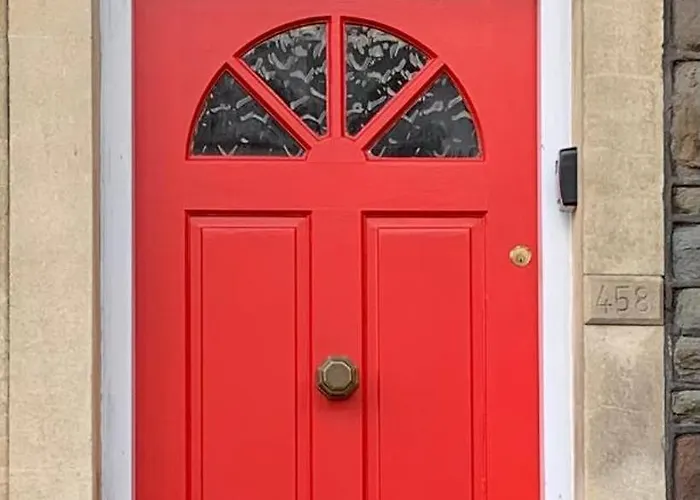 Apartman 2 Bed Flat With Off Street-parking *